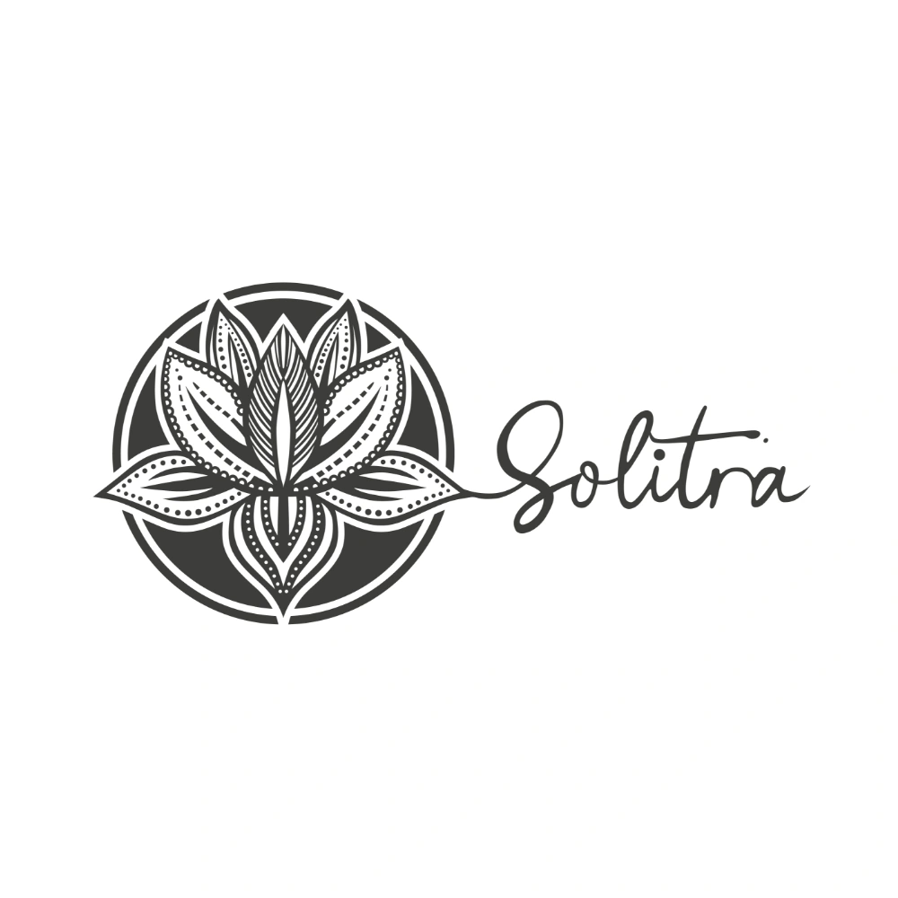 Solitra elegáns, fekete-fehér logó stilizált, mandala jellegű virágmotívummal.